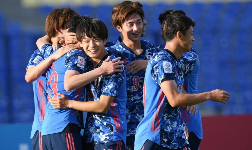 Các cầu thủ Nhật bản ăn mừng bàn thắng