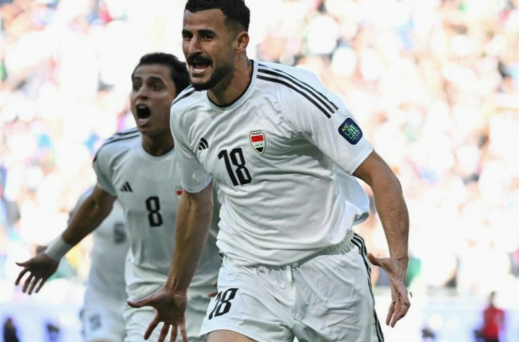 Aymen Hussein ăn mừng bàn thắng mở tỉ số của Iraq
