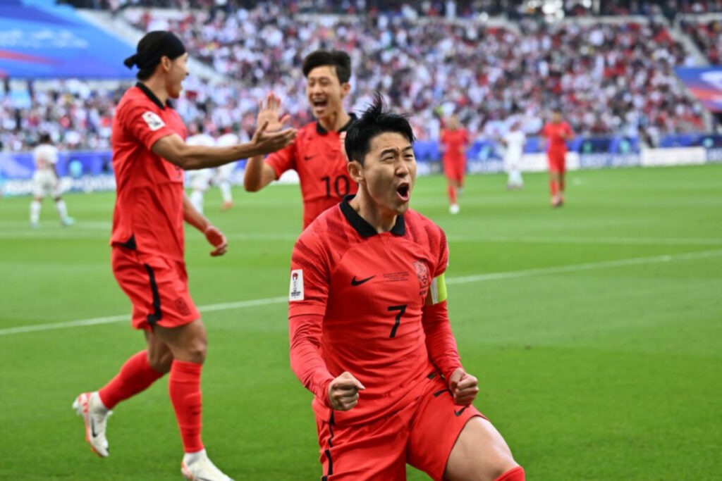 Son Heung-min ăn mừng bàn thắng mở tỉ số trong trận Jordan 2-2 Hàn Quốc