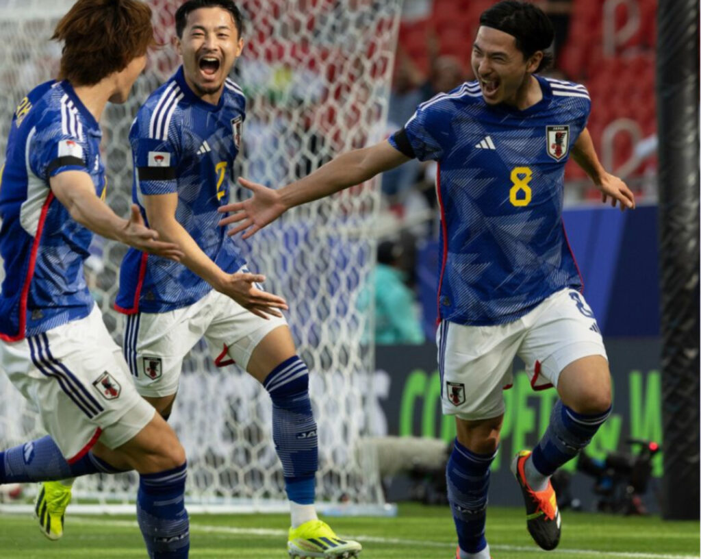 Các cầu thủ Nhật Bản ăn mừng bàn thắng mở tỉ số