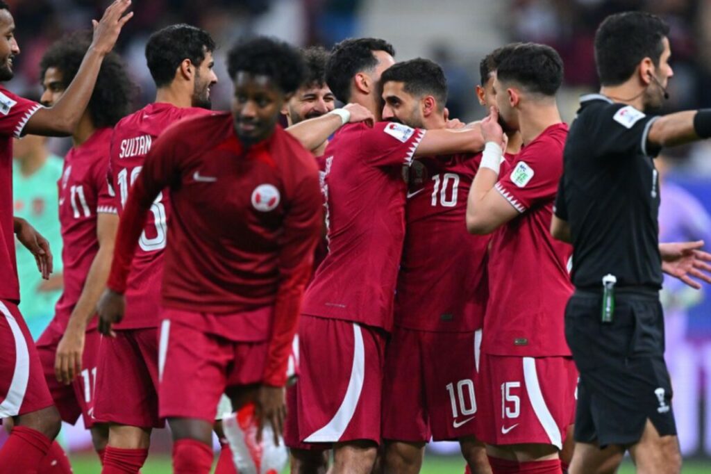 Hassan Al Haydos (số 10) ghi bàn thắng duy nhất của trận đấu Qatar 1-0 Trung Quốc, Asian Cup 2023 bảng A 
