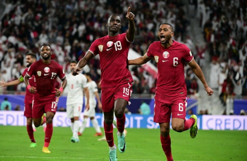 Almoez Ali nâng tỉ số lên 3-2, trận đấu Iran 2-3 Qatar