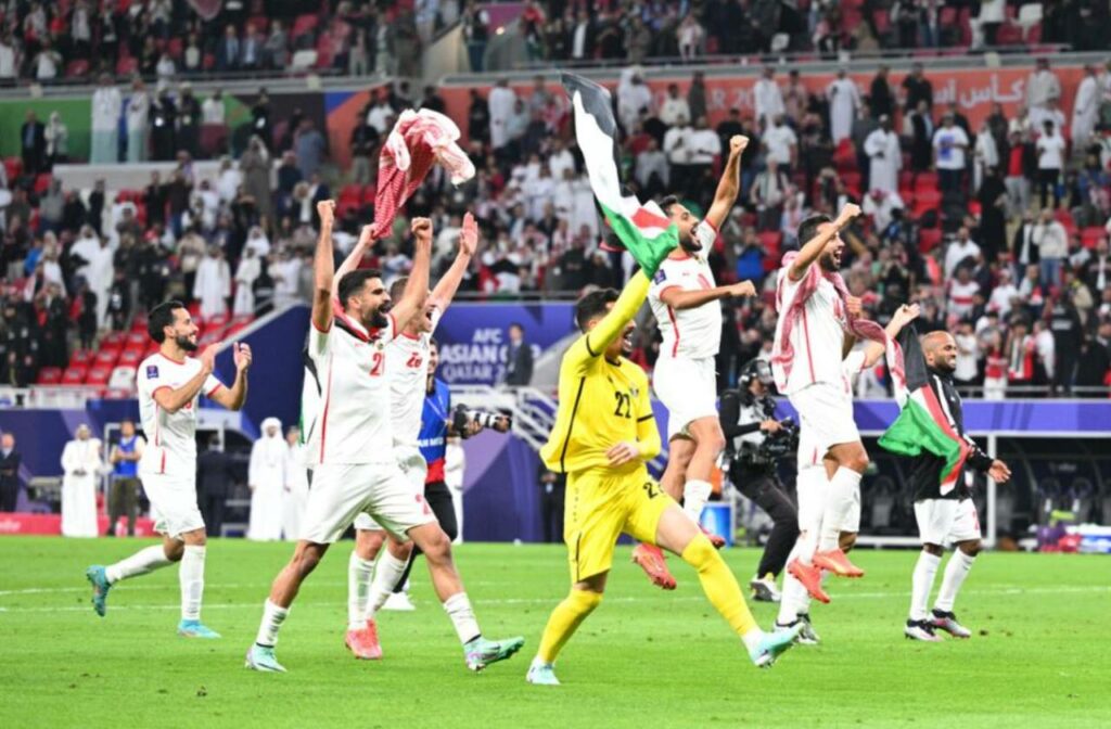 Các cầu thủ Jordan ăn mừng chiến thắng 2-0 trước Hàn Quốc
