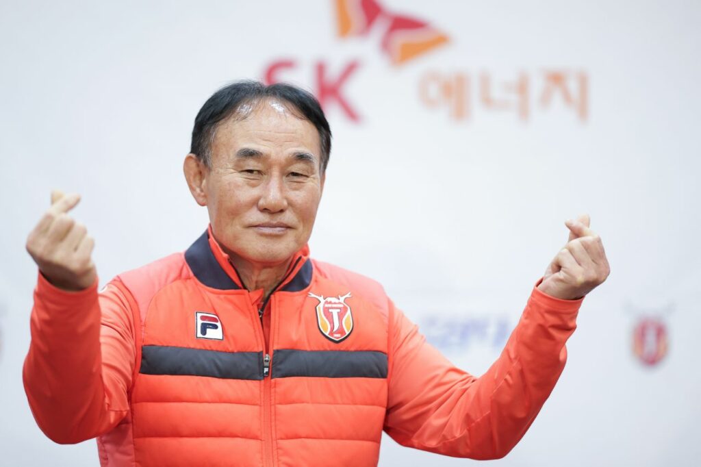 Huấn luyện viên Kim Hak-bum là một trong 4 huấn luyện viên mới K-League 2024 