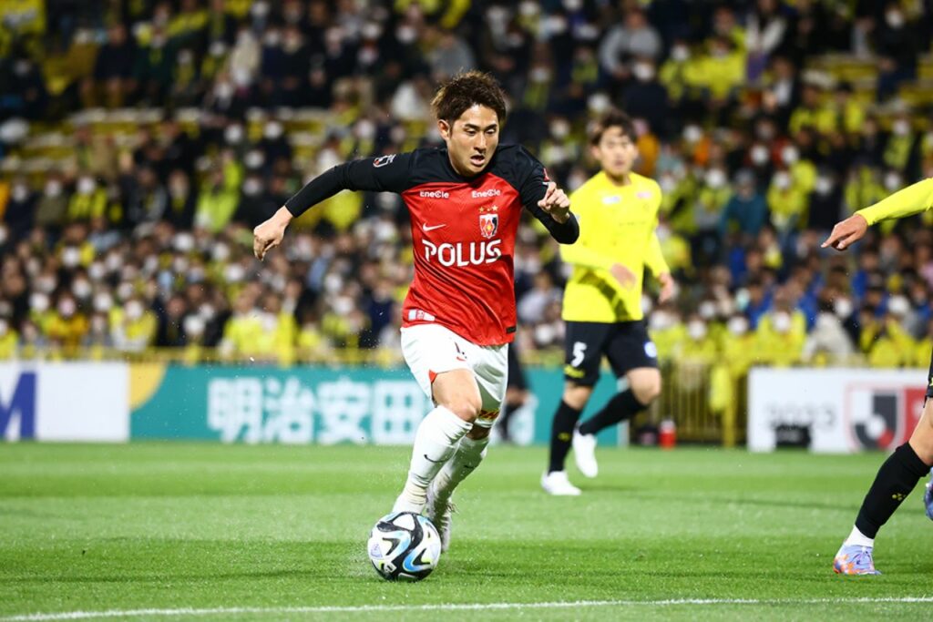 Takahiro Akimoto rời Urawa Red Diamonds sau 2 năm gắn bó