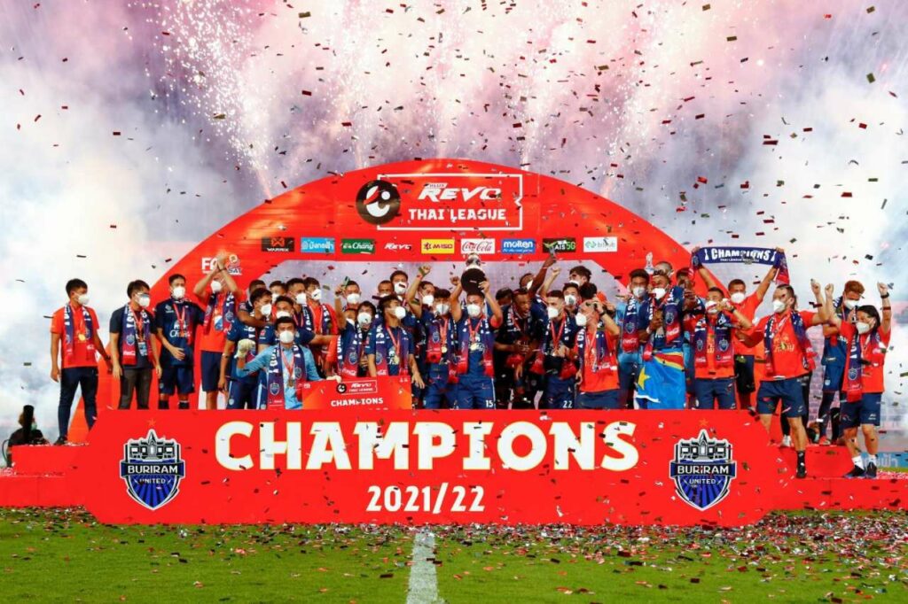 Buriram United nâng cao chức vô địch Thai League 2021/22.