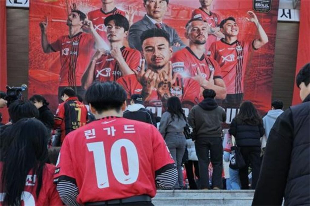 Doanh Thu K-League 2024 chịu ảnh hưởng rất nhiều bởi Jesse Lingard, tấm poster của Jesse Lingard bên ngoài sân vận động Seoul World Cup