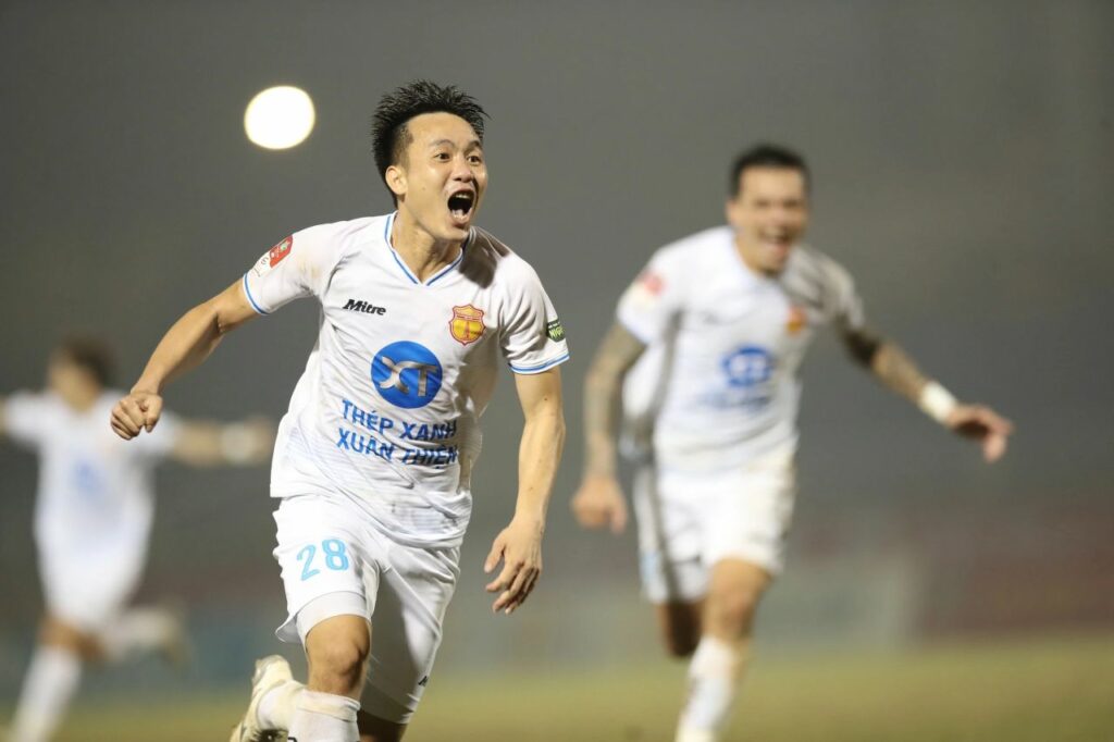 Tô Văn Vũ mang về 3 điểm cho Nam Định vòng 12 V-League 2023/24
