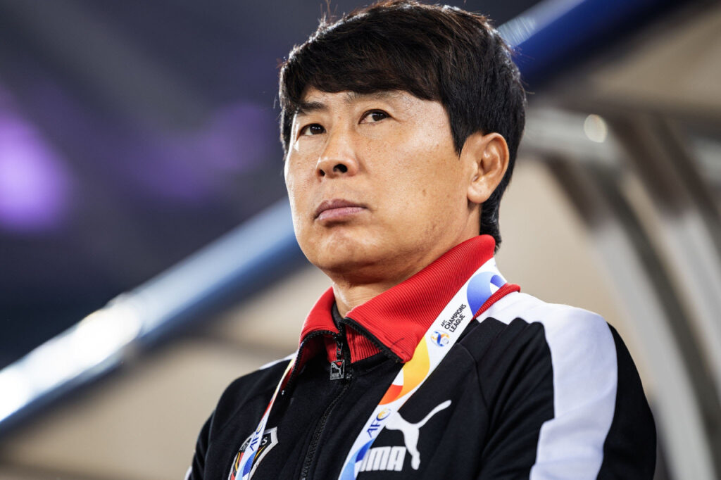 Huấn luyện viên Kim Gi-dong tỏ ra không hài lòng với cầu thủ người Anh.