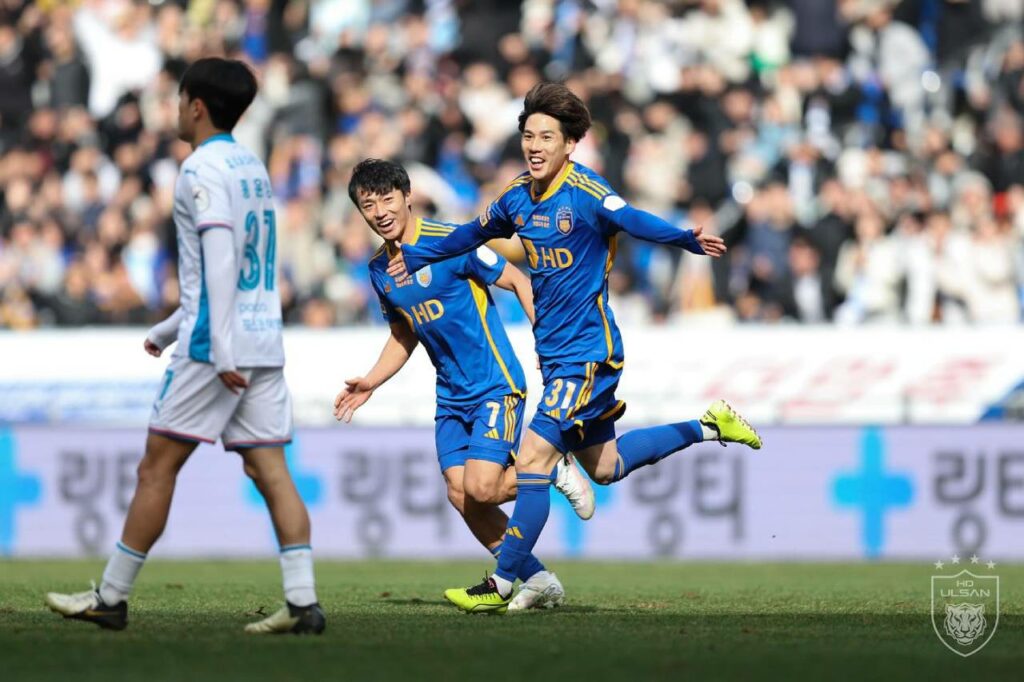 Ulsan Hyundai dành chiến thắng trong trận đấu gặp Pohang Steelers