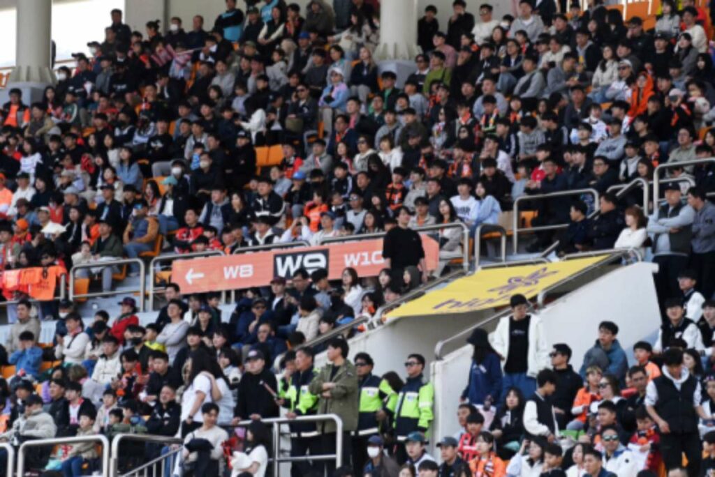 Lượng lớn khán giả trên sân Chuncheon Songam.