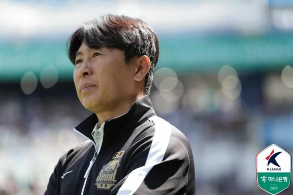 HLV Kim Ki-dong trầm ngâm trong trong trận thua của FC Seoul trước Daejeon vòng 9 k-league 2024