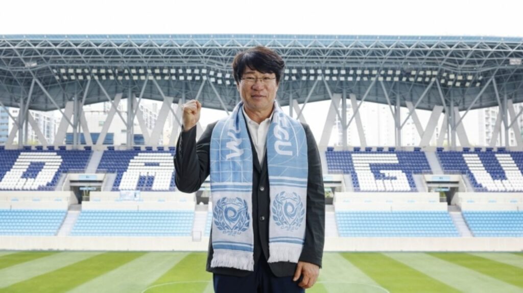 HLV Park Chang-hyun trong ngày nhận chức tại Daegu FC. 