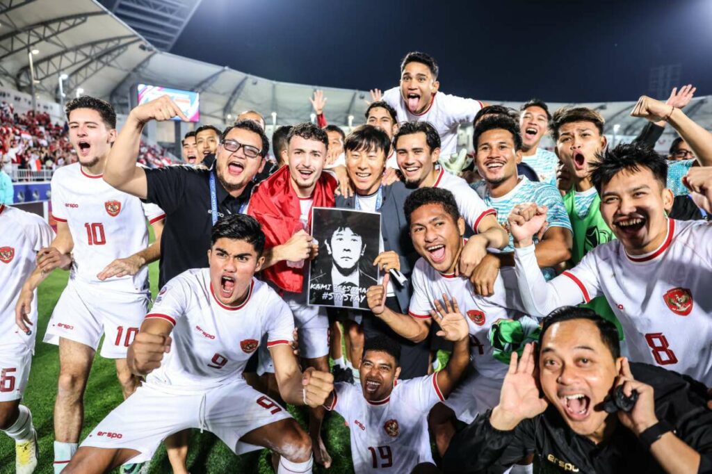 HLV Shin Yae-yong cùng các cầu thủ U23 Indonesia ăn mừng chiến thắng.