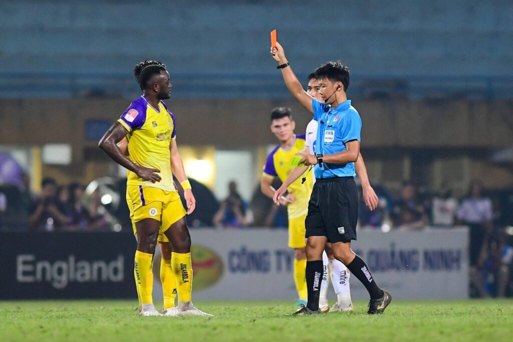Cầu thủ Hà Nội nhận thẻ đỏ trong trận đấu với Nam Định tại vòng 14 v-league 2023/24