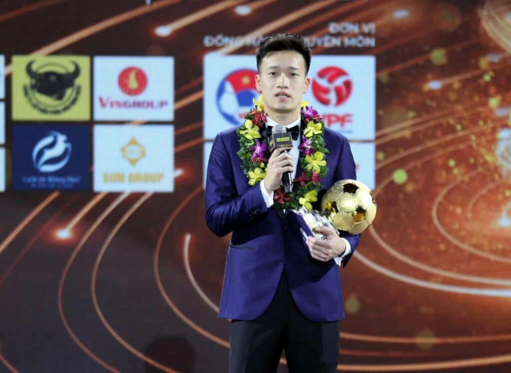 Hoàng Đức xuất sắc nhận giải thưởng Quả Bóng Vàng khi thi đấu ở V-League