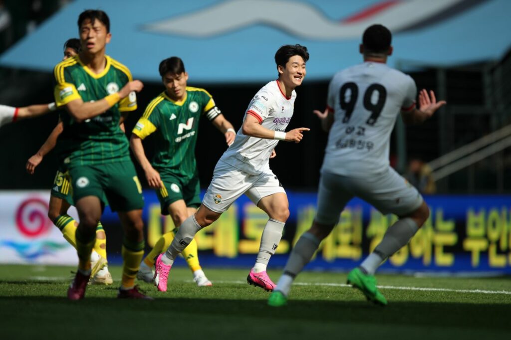 Jeonbuk (áo xanh) tiếp tục lún sâu vào khủng hoảng ở vòng 6 K-League 2024