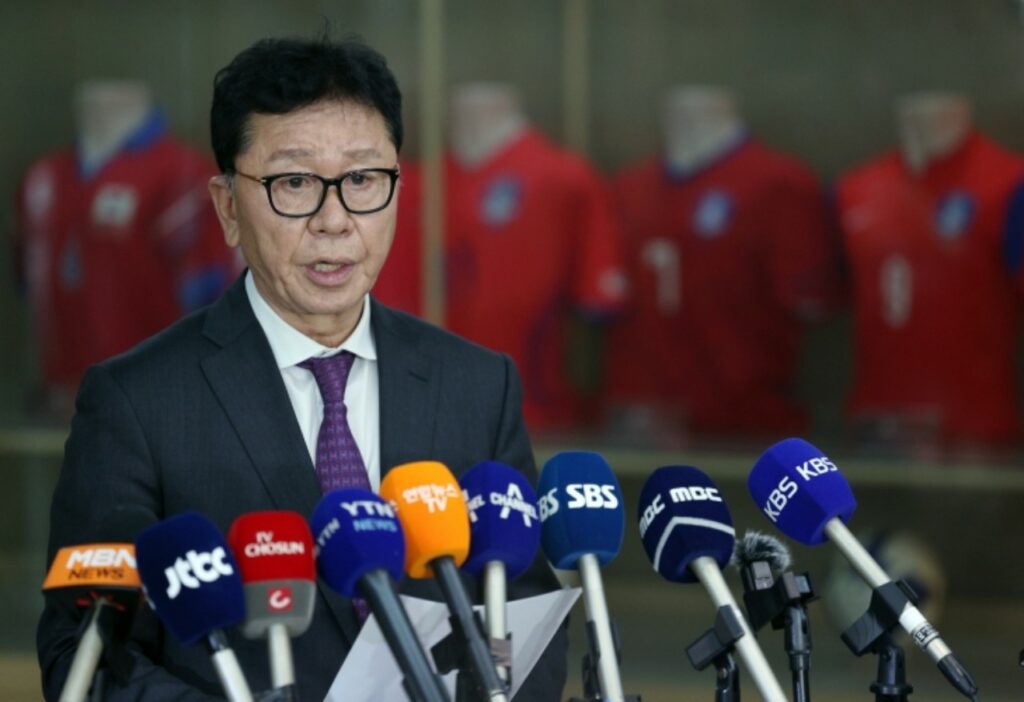 Ông Jung Hae-sung, hủ tịch của Ủy ban tăng cường quyền lực quốc gia của Hiệp hội bóng đá Hàn Quốc, phát biểu trước báo giới vào ngày 2 vừa qua