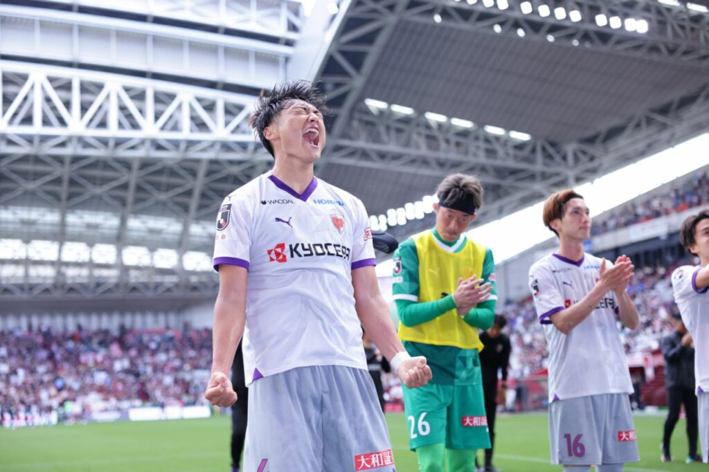 Niềm vui chiến thắng của các cầu thủ Kyoto Sanga trước nhà ĐKVĐ Vissel Kobe vòng 10 J-League 2024