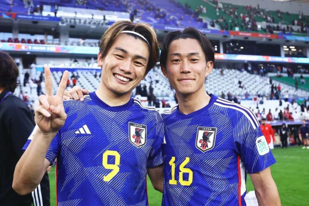 Seiya Maikuma (phải) là sự lựa chọn hàng đầu bên hành lang cánh phải của đội tuyển Nhật Bản