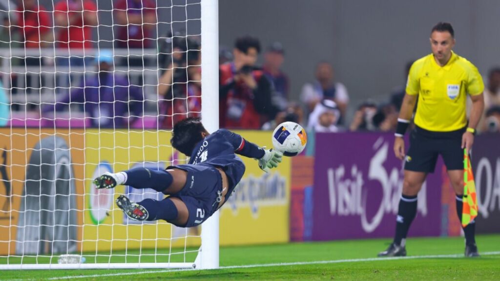 Tình huống cản phá penalty của thủ môn Ernando Ari, U23 Hàn Quốc 2-2 U23 Indonesia
