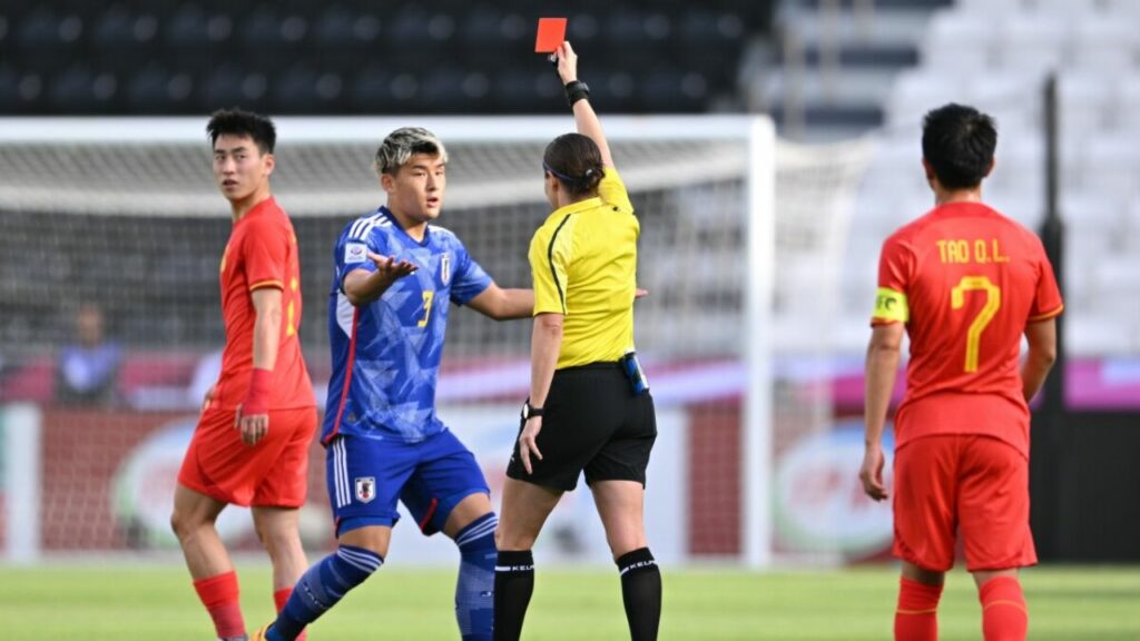 Tấm thẻ đỏ của Nishio buộc U23 Nhật bản phải chơi trong thế thiếu người suốt 90 phút ở trận đấu U23 Nhật Bản 1-0 U23 Trung Quốc