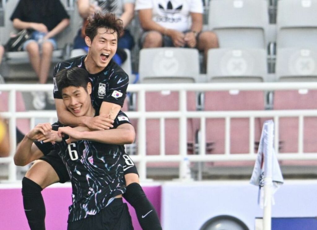 Lee Young-jun tỏa sáng với một cú đúp giúp U23 Hàn Quốc đi tiếp vào tứ kết, trận đấu U23 Trung Quốc 0-2 U23 Hàn Quốc