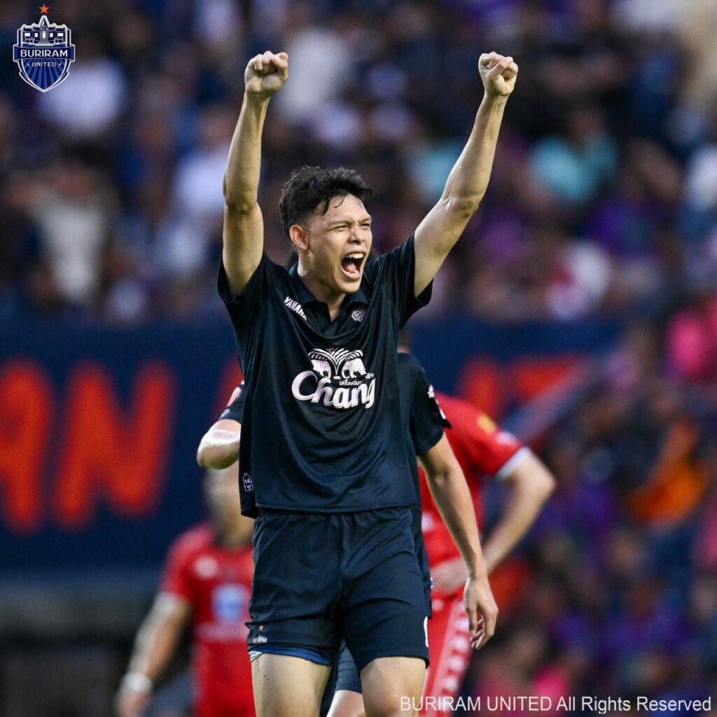 Ngôi sao Supachai Chaided của Buriram giành được danh hiệu Vua phá lưới Thai League 2023/24, giúp anh lọt vào Đội Hình Tiêu Biểu Thai League 2023/24