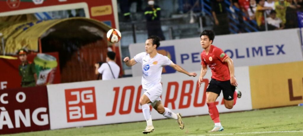 CAHN để thua trên sân nhà trước Nam Định (áo trắng) ở vòng 16 V-league 2023/24
