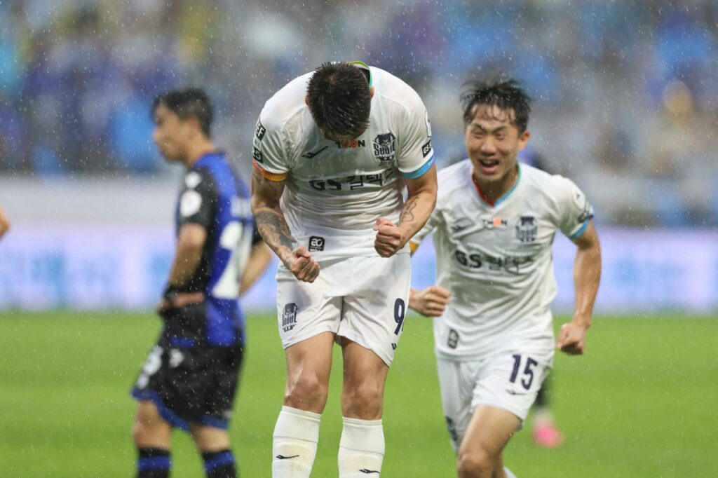 FC Seoul có cuộc lội ngược dòng nhờ thế hơn người trước Incheon United ở vòng 12.