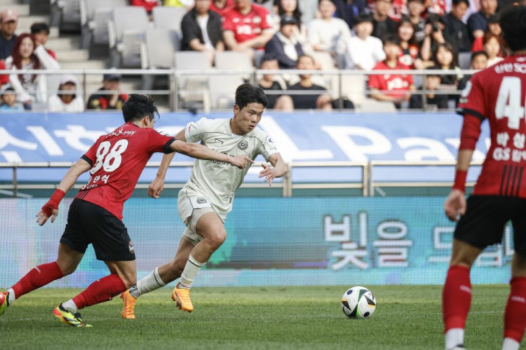 Daegu FC (áo trắng) xuất sắc dành được chiến thắng trước FC Seoul vòng 13 K-League 2024