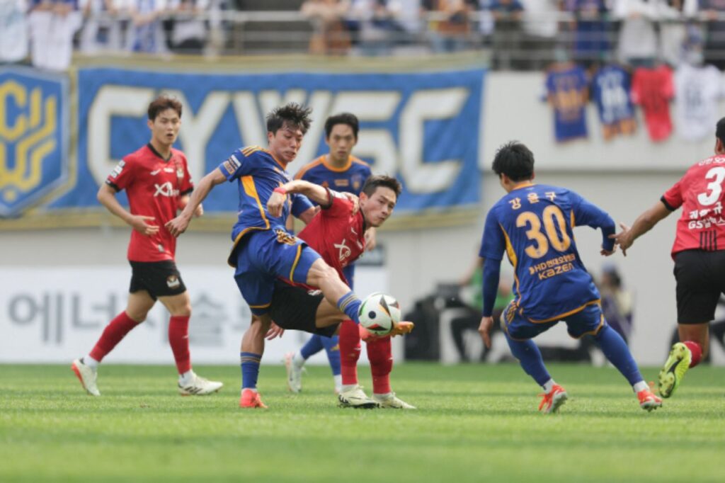 Ulsan HD tiếp tục gieo sầu cho FC Seoul bằng chiến thắng tối thiểu 1-0.