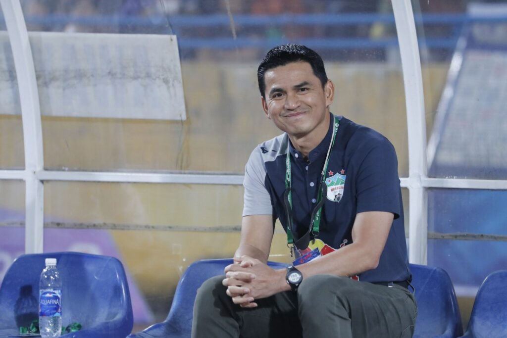 HLV Kiatisuk Senamuang đã chính thức rời khỏi CLB Công An Hà Nội.