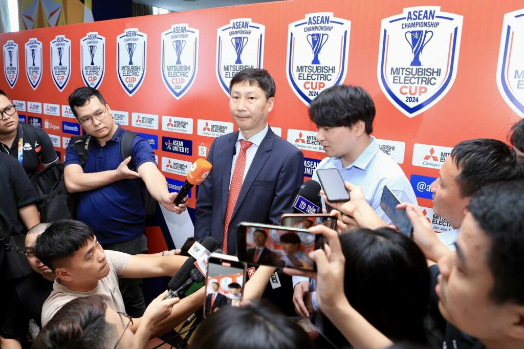 HLV Kim Sang-sik phát biểu tại lễ bốc thăm Asean Cup 2024.