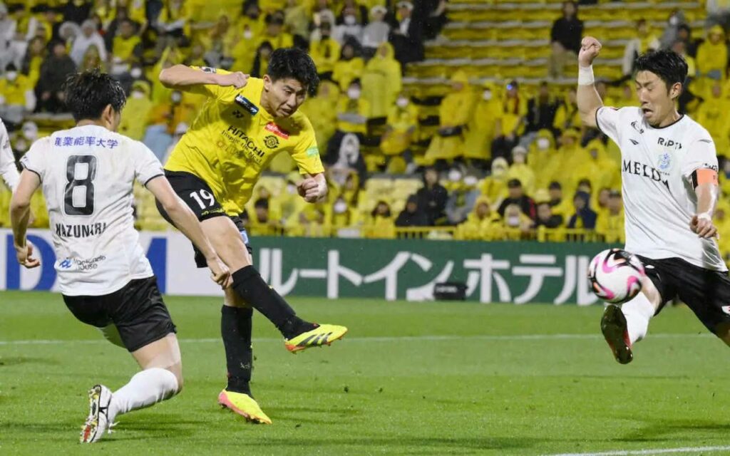 Mao Hosoya ấn định chiến thắng 2-1 cho Kashiwa Reysol trước Shonan Bellmare ở vòng 14 J-League 2024.