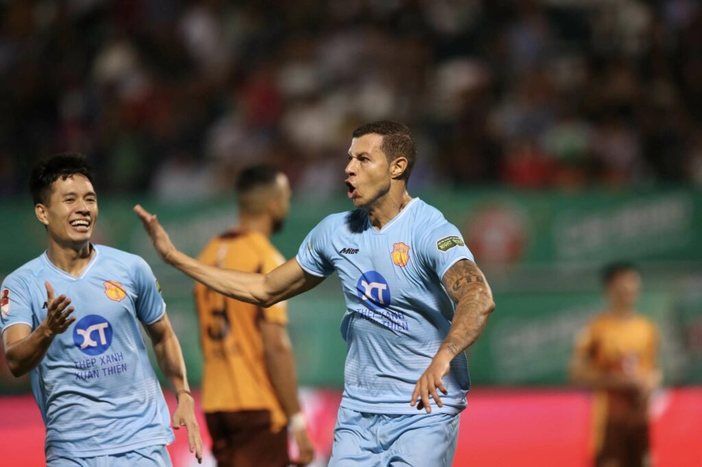 Lucas Alves ăn mừng bàn thắng gỡ hòa cho Nam Định vòng 18 V-League 2023/24