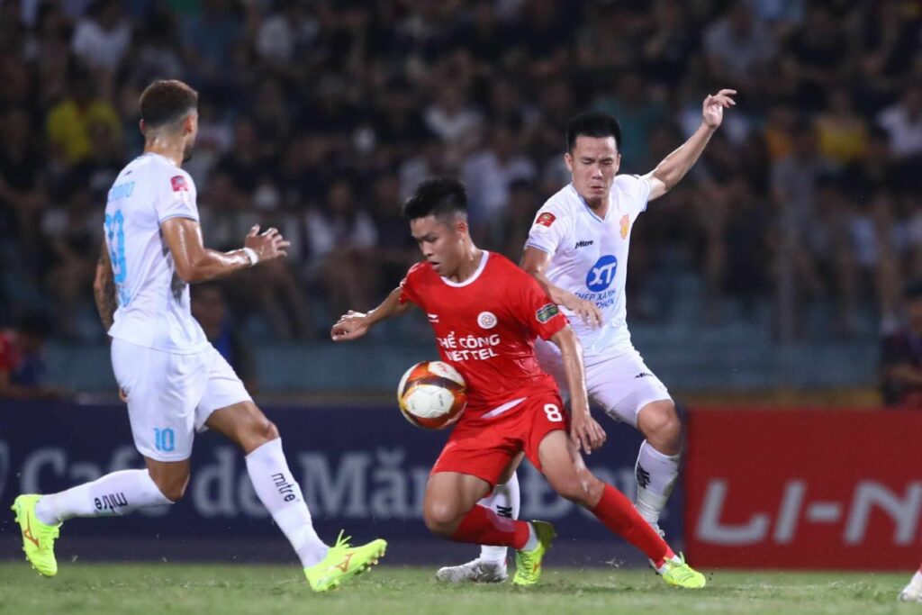 Nam Định (áo trắng) để thua ngược đối thủ dù vươn lên dẫn trước ở vòng 19 V-league 2023/24