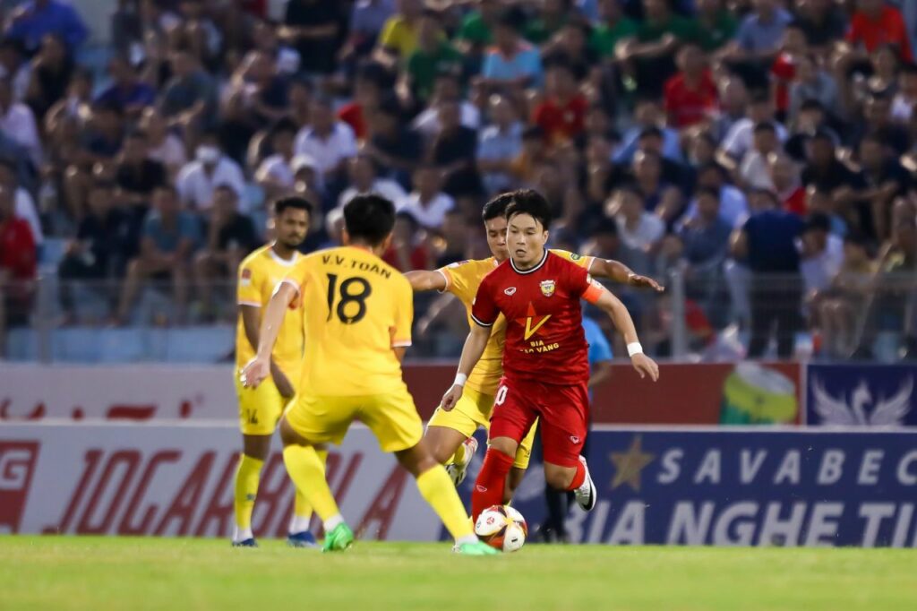 Nỗ lực của Phi Sơn (áo đỏ) là không đủ để giúp Hà Tĩnh có điểm trước Quảng Nam vòng 16 V-League 2023/24