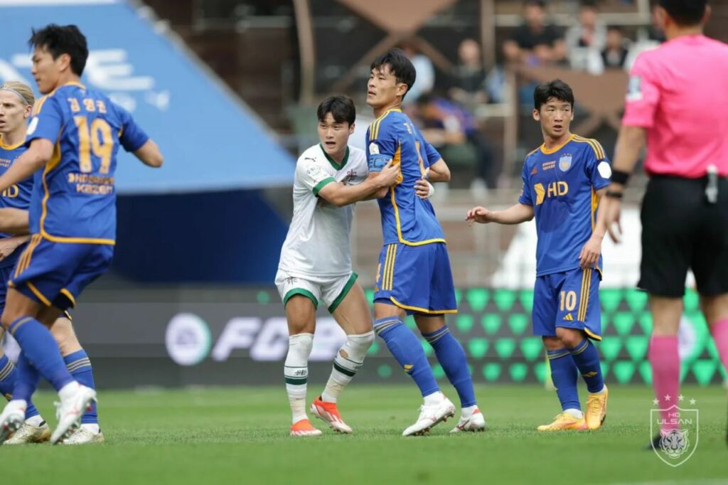 Ulsan HD có chiến thắng đậm 4-1 trước Daejeon để quay trở lại ngôi đầu.
