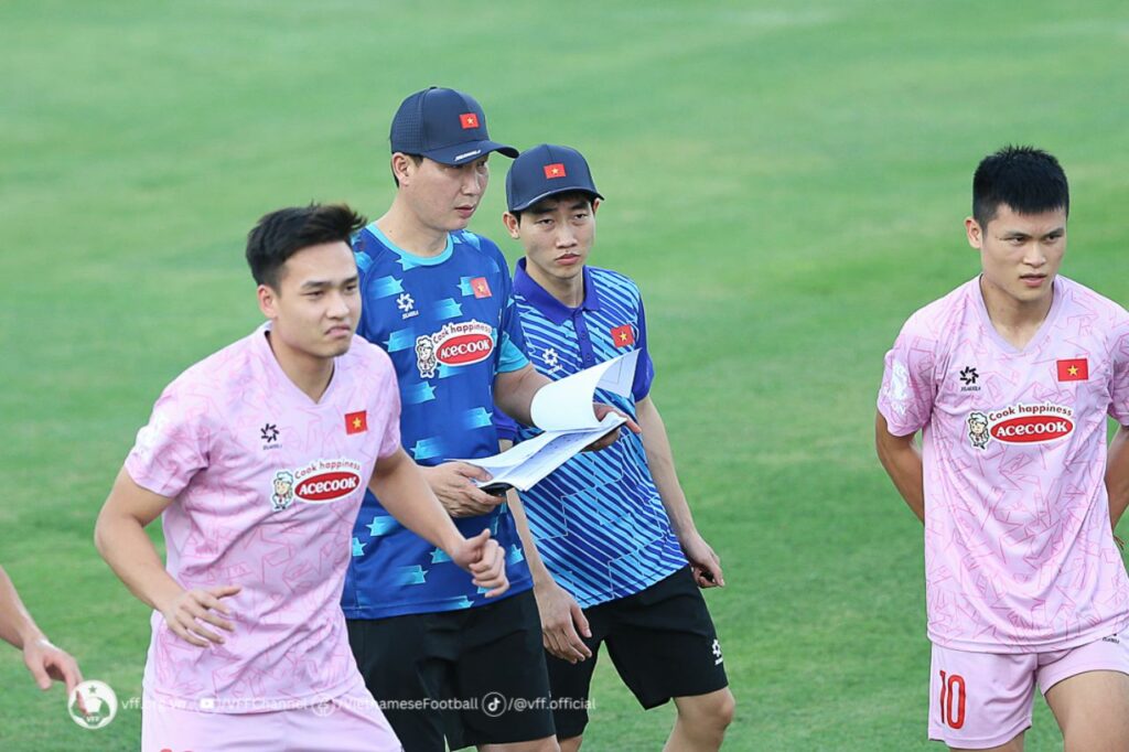 HLV Kim Sang-sik cùng với các học trò tập luyện cho trận đấu sắp tới.