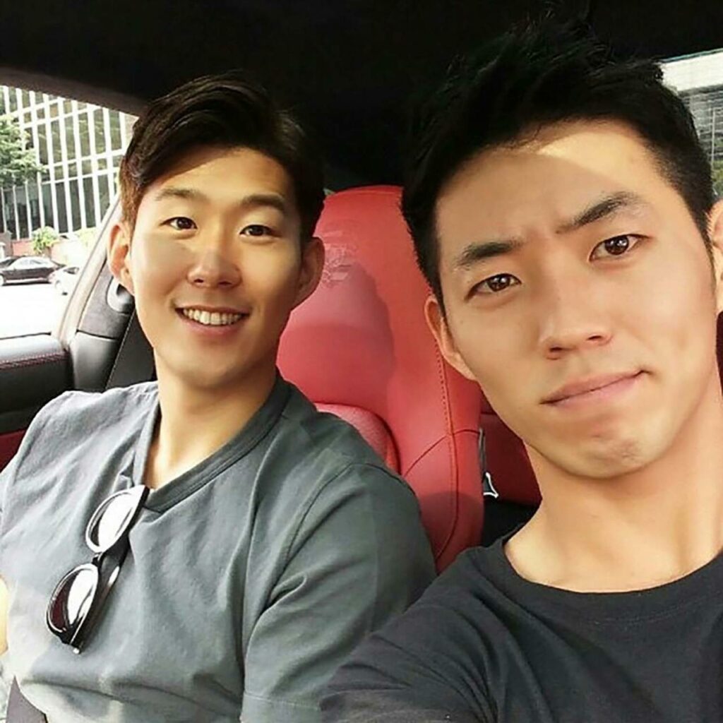 Son Heung-min (trái) và anh trai Son Heung-yoon (phải), huấn luyện viên trưởng Học viện bóng đá SON.