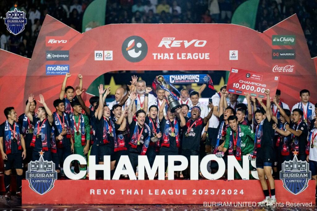 Buriram United nâng cao chức vô địch Thai League 2023/24.
