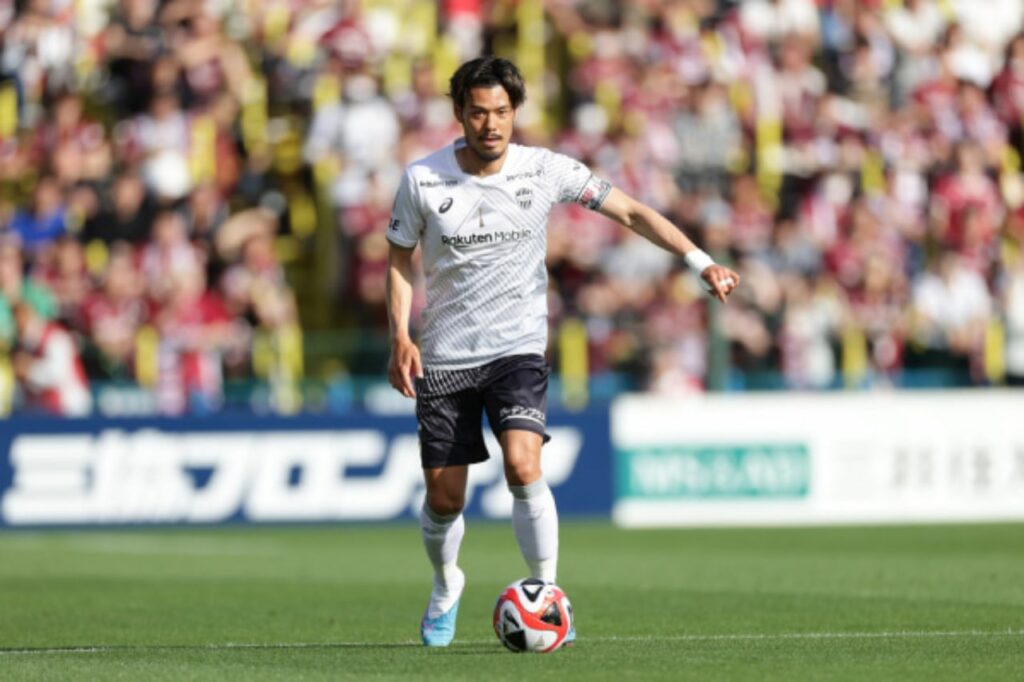 Hotaru Yamaguchi mang băng đội trưởng của Vissel Kobe.