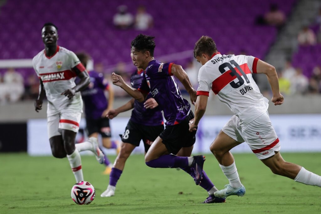 Dẫn trước đối thủ đến 3 bàn nhưng Kyoto Sanga vẫn để thua ngược 3-5. Kyoto Sanga 3-5 VfB Stuttgart