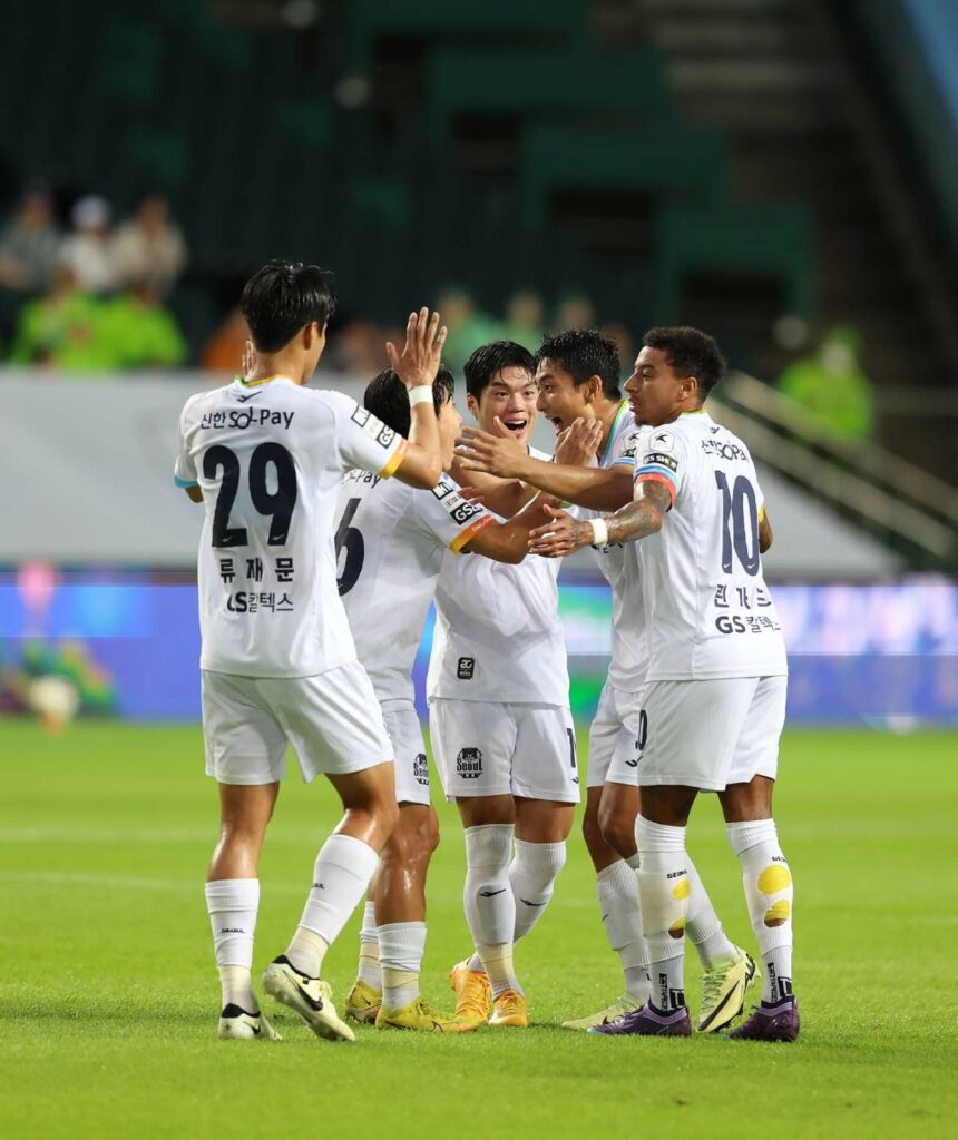 Lingard cùng các đồng đội ăn mừng chiến thắng trước Jeonbuk, FC Seoul 5-1 Jeonbuk 