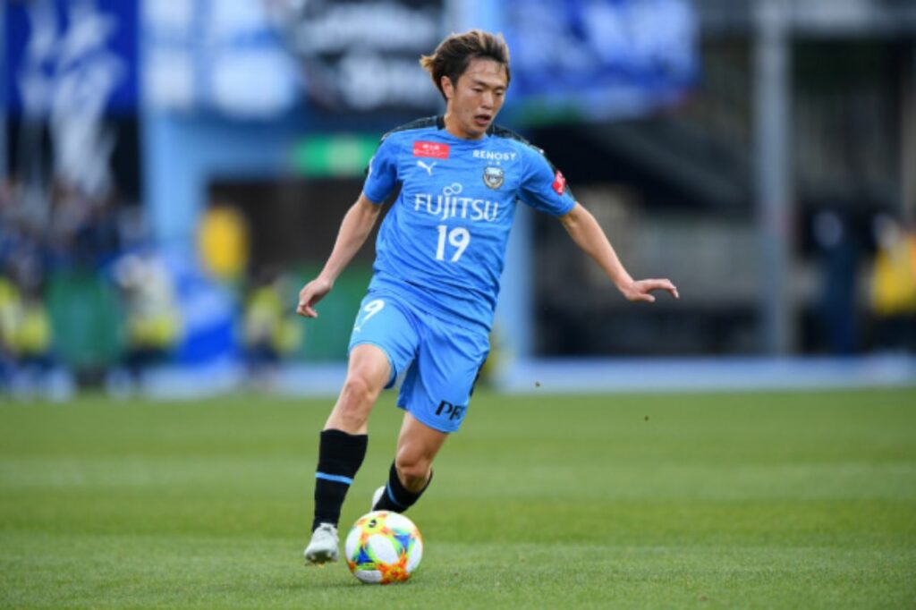 Manabu Saito đối diện với nhiều chỉ trích khi chuyển sang thi đấu cho đại kình địch Kawasaki Frontale.