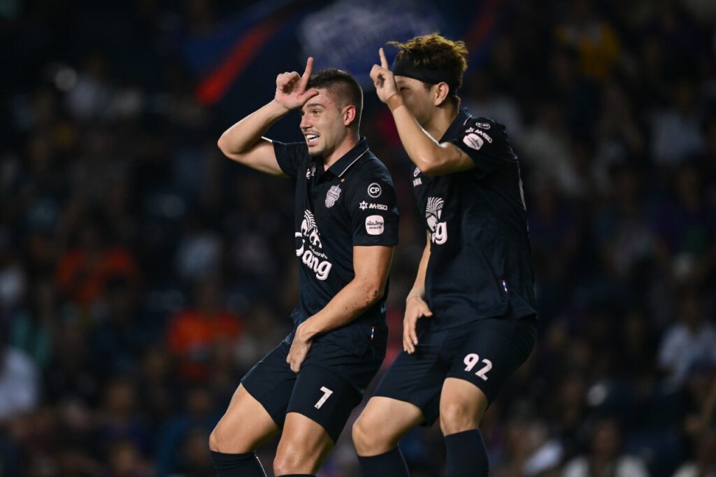 Guilherme Bissoli (trái) có hiệu suất ghi bàn ấn tượng trong màu áo Buriram United.