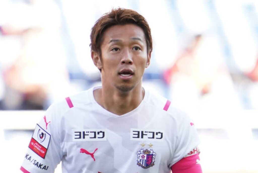 Hiroshi Kiyotake đã hồi hương và thi đấu cho Cerezo Osaka ở giai đoạn cuối của sự nghiệp.