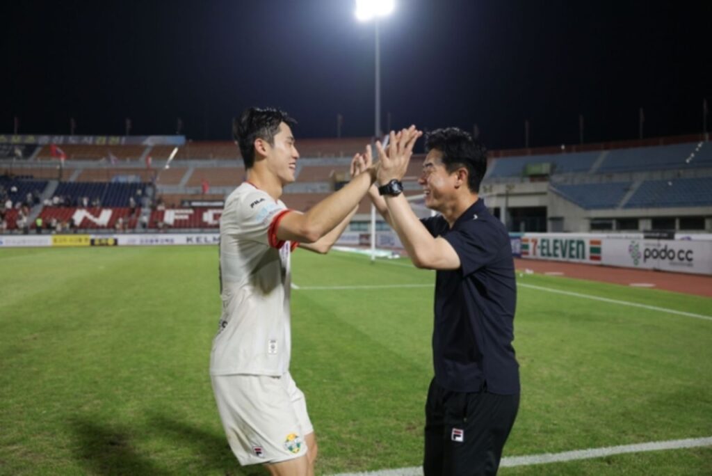 Lee Gi-hyuk và HLV Yoon Jung-hwan ăn mừng chiến thắng tại K-League.