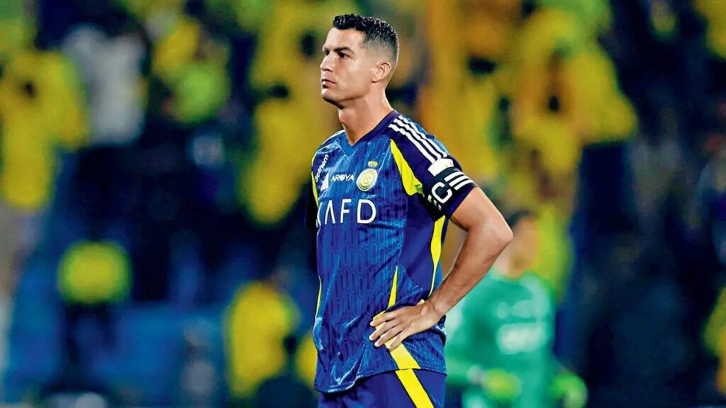 Ronaldo thất vọng trong trận thua 1-4 đầy cay đắng trước Al Hilal. 